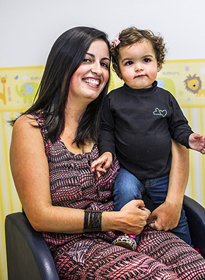 Young mother and her child illustrating the “Happy parents” programme in Brazil