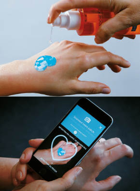 Application d'huile solaire Anthelios de La Roche-Posay sur une main qui présente un My UV Patch La Roche-Posay ; scan de contrôle d'un My UV Patch La Roche-Posay sur un smartphone à l'aide de l'application dédiée