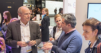 Stand L'Oréal au salon VivaTech, Paris 2016, en présence de M. Jean-Paul Agon, de Mme Lubomira Rochet et de M. Guive Balooch.
