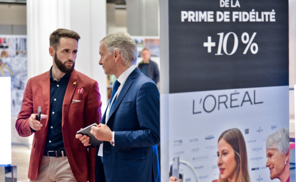 Deux collaborateurs de L'Oréal discutent à l'Assemblée Générale