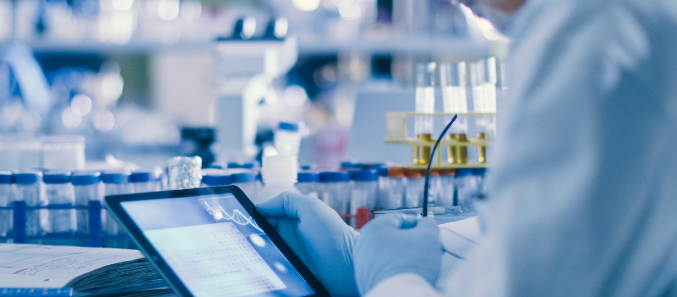 Un homme dans un laboratoire regardant un écran Un homme dans un laboratoire regardant un écran