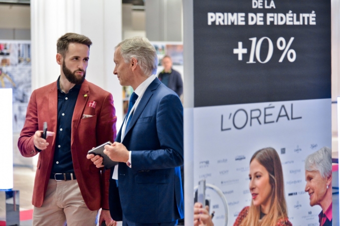 Deux collaborateurs de L'Oréal discutent à l'Assemblée Générale