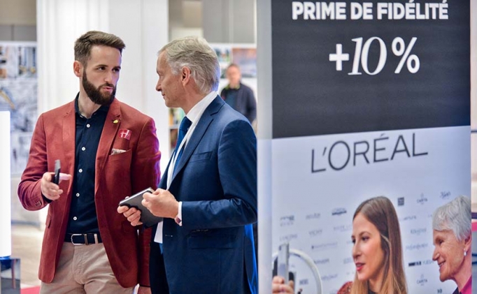 2019 Annual General Meeting A member of the L'Oréal shareholder relation team talks to an attendee at the AGM