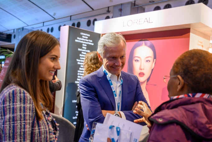 Rencontre avec les actionnaires Des collaborateurs L'Oréal discutent avec une actionnaire