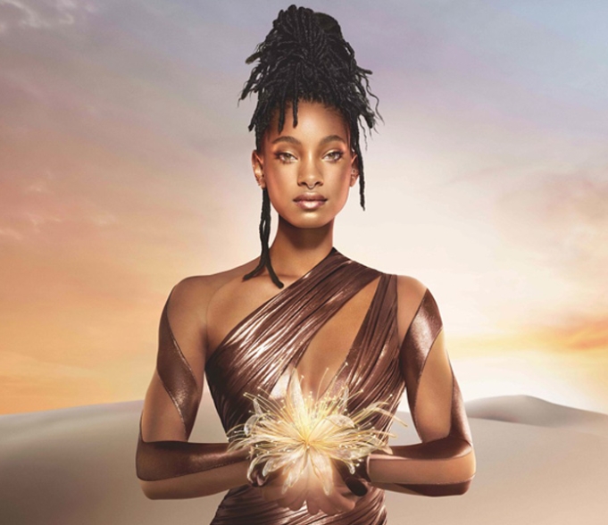 Photographie de Willow Smith pour le parfum Alien Goddess de Mugler Egérie 2022 Muse 2022