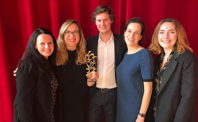 TopCom prix <span>L'Oréal récompensée par un TOP/COM d'Or pour son Rapport Annuel</span>