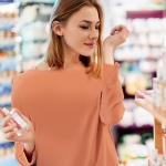 Femme qui tient un parfum